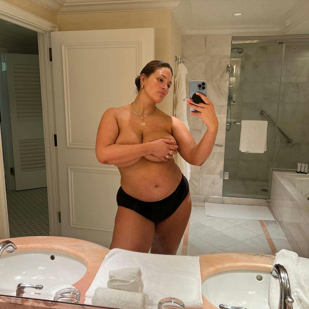 Ashley Graham prend la pose à moitié nue