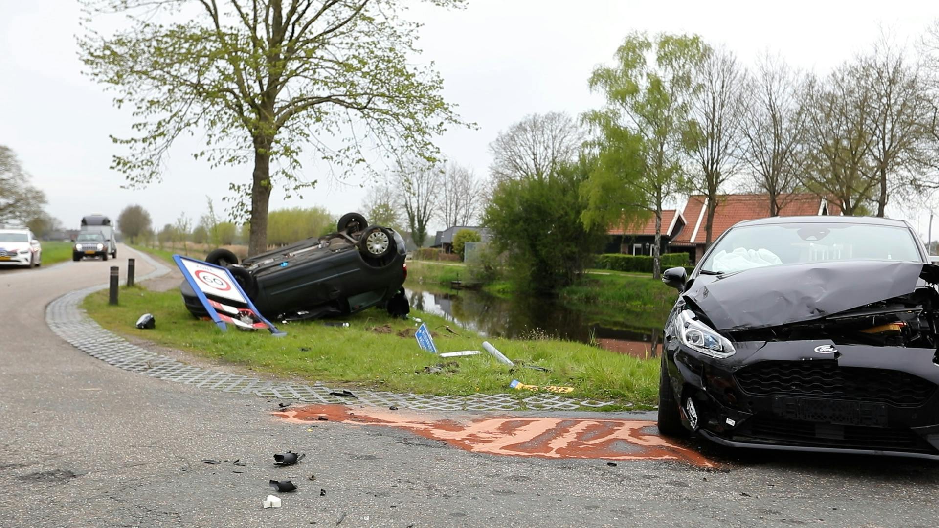 Auto Belandt Op De Kop Na Botsing In Hellendoorn