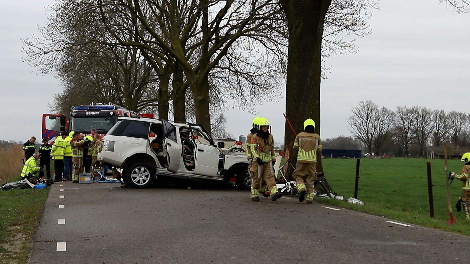 Dodelijk Ongeval In Ottersum: Automobilist Botst Tegen Boom