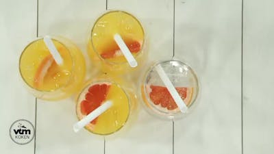 Witte sangria met gin, sinaasappel en limoen