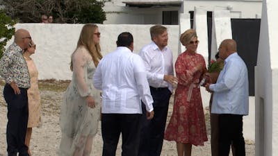 Prinses Amalia bezoekt met ouders slavenhutjes op Bonaire