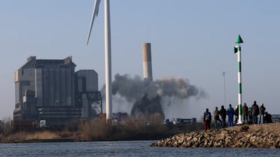 Explosie maakt einde aan iconische schoorsteen in Nijmegen