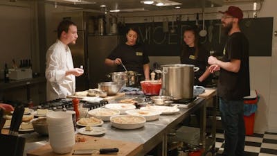 Villa Boerebont kookt diner om vluchtelingen te helpen