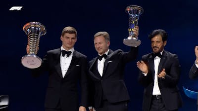 Max Verstappen ontvangt kampioenschapstrofee op FIA Gala