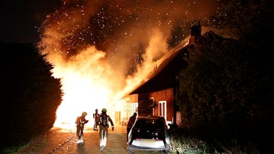 Zoetermeerse boerderij met rieten dak gaat in vlammen op