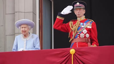 La reine Elizabeth acclamée au balcon de Buckingham
