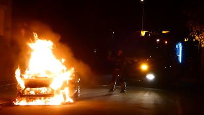 Buurtbewoner hoort harde knal; auto in Oss vat vlam