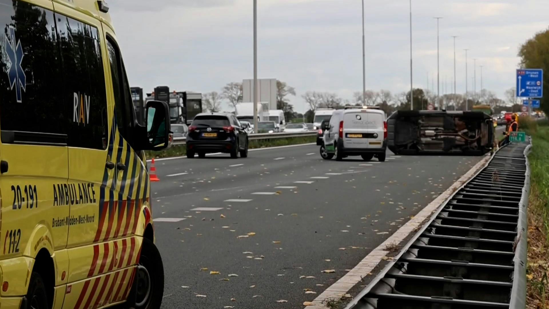 Auto Belandt Op Zijkant Op A59 Bij Waalwijk