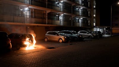 Autobrand in Tilburg, politie onderzoekt brandstichting