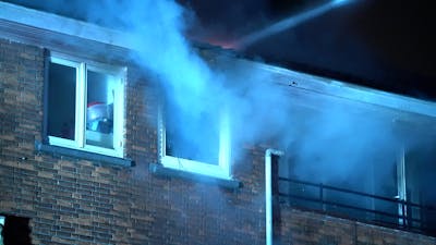 Man steekt eigen woning in brand: bewoners geëvacueerd