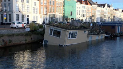 Woonark in Middelburg deels onder water na lekkage