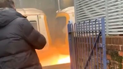 Vlammen slaan uit brandende trein in Engeland