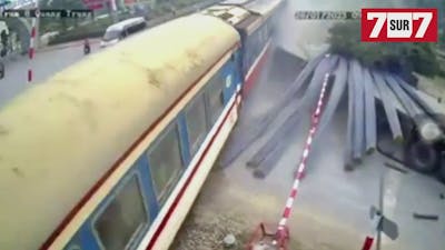 Un train percute un camion coincé sur un passage à niveau