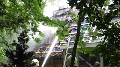 Dak bungalow vliegt in de brand tijdens werkzaamheden