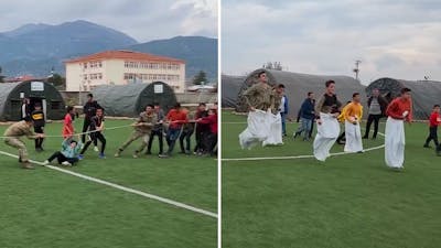 Soldaten doen spelletjes met slachtoffers van aardbeving
