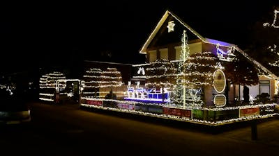 Het huis van André is compleet verlicht met kerstversiering