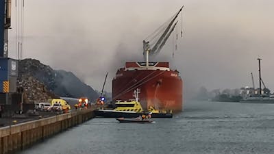 Brand uitgebroken op vrachtschip in Dordrecht