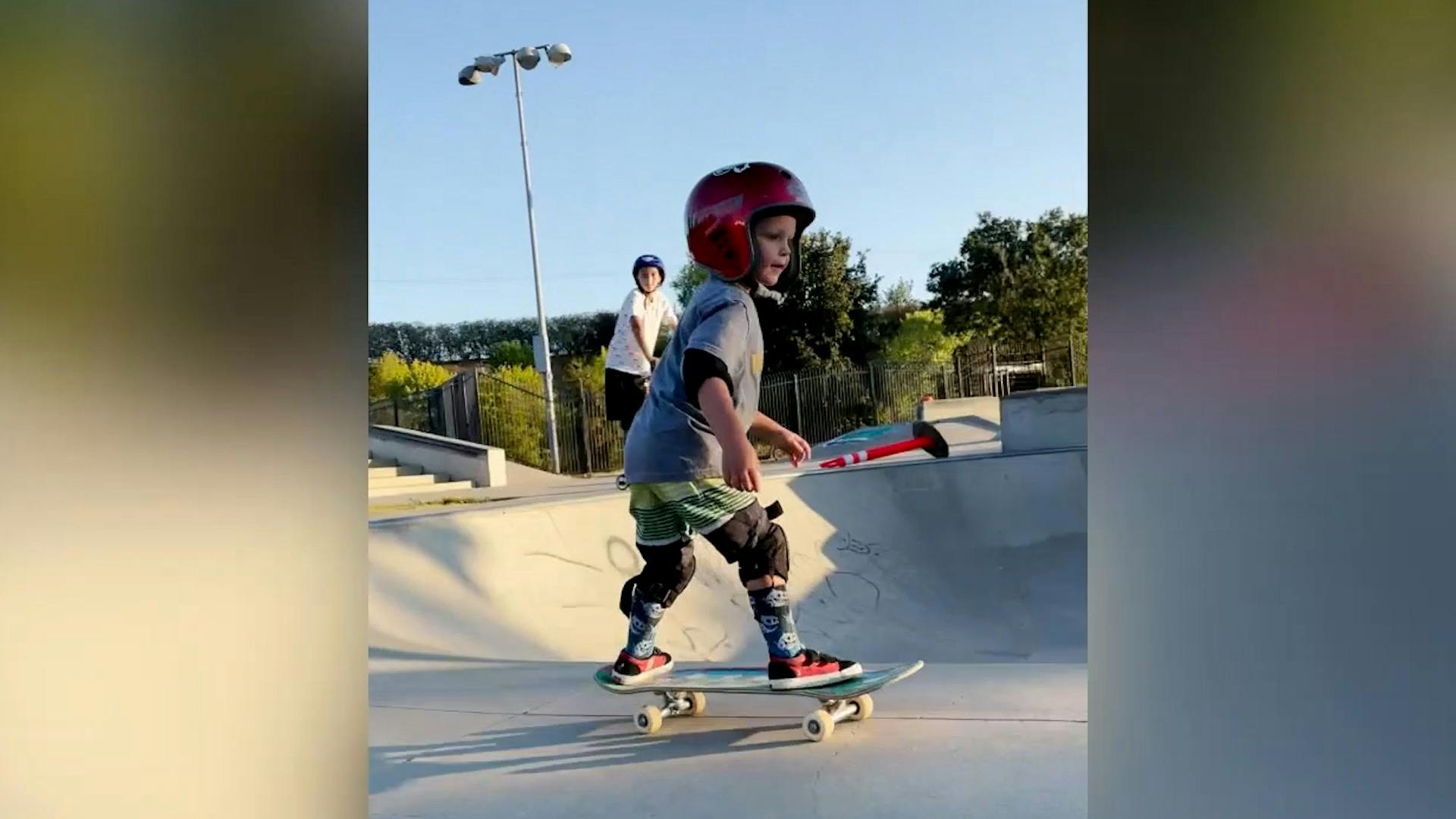 vlot explosie Graden Celsius Deze 3-jarige peuter doet kunstjes op skateboard