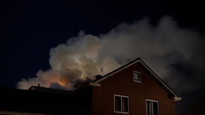 Vlammen slaan uit het dak bij woningbrand in Putten