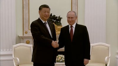 Chinese president Xi en Poetin schudden elkaar de hand