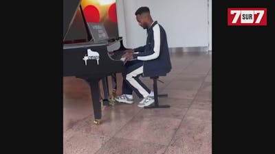 Delcroix joue du piano à Brussels Airport
