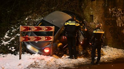 Auto crasht in Tilburg, twee inzittenden naar ziekenhuis