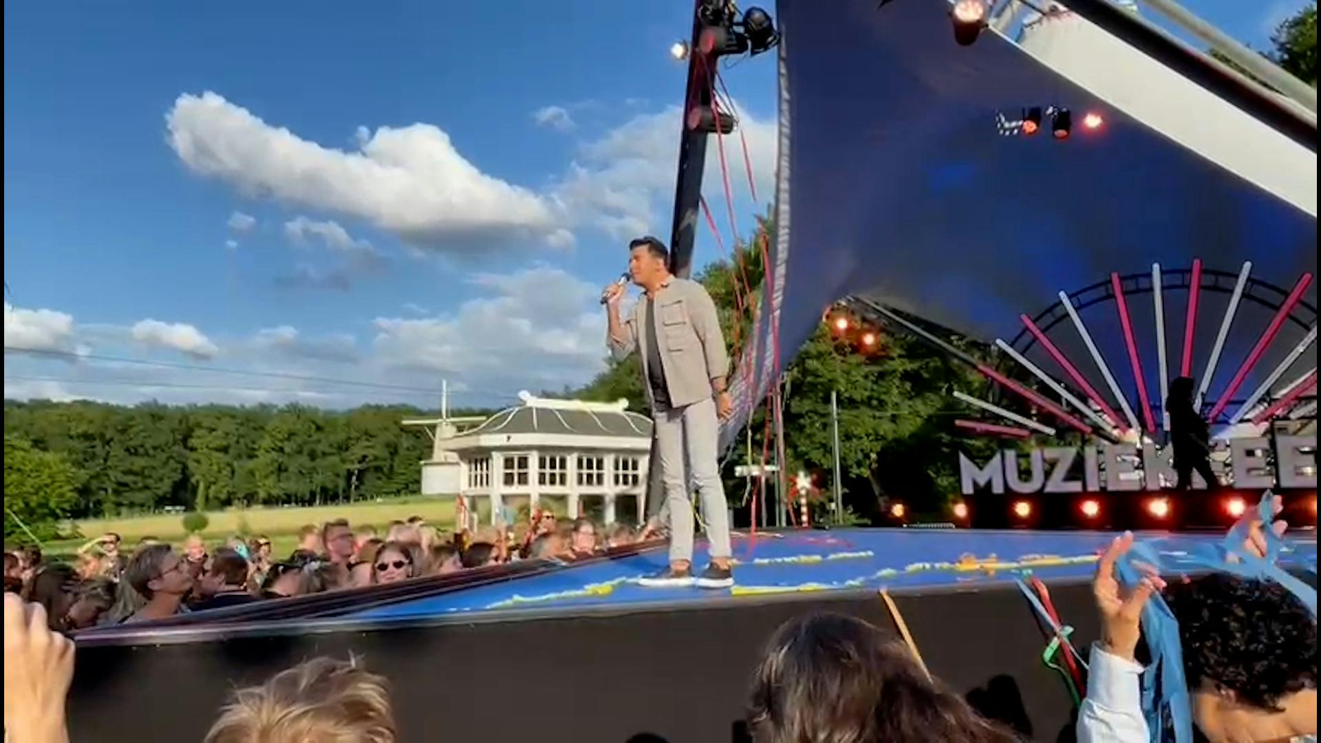 Feesten Dansen En Meezingen Tijdens Sterren Muziekfeest