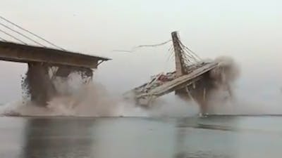 Indiase brug over rivier De Ganges stort in tijdens aanbouw