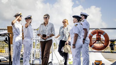 Koninklijke familie reist per marineschip door naar Curaçao