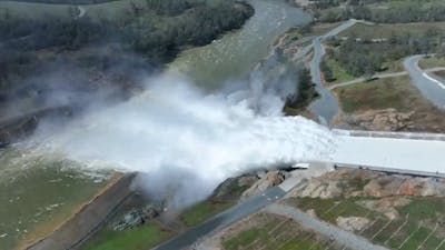 Enorme hoeveelheid water stroomt door Amerikaanse stuwdam