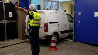 Man rijdt met gestolen bestelbus in op politiebureau