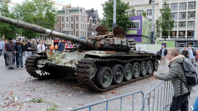Russische tank tentoongesteld op Leidseplein in Amsterdam