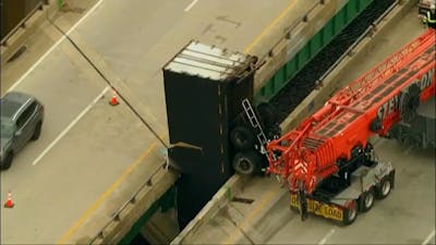 Truck hangt op z'n kop tussen bruggen VS
