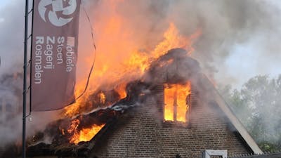 Flinke brand in rieten kap van woning in Rosmalen