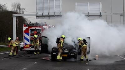 Autobrand op N261 bij Tilburg, bestuurder van auto vlucht