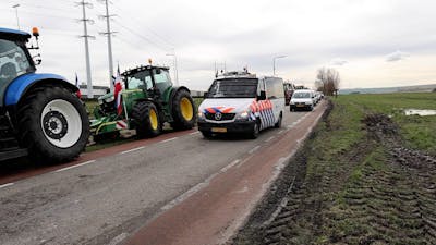 Politie zet tientallen tractors stil langs A4