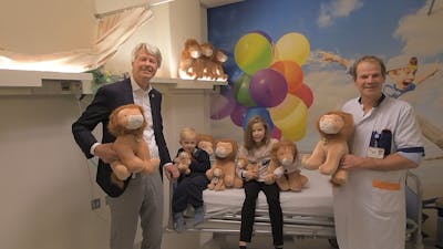 Lions Club geeft 200 knuffels aan kinderafdeling ziekenhuis