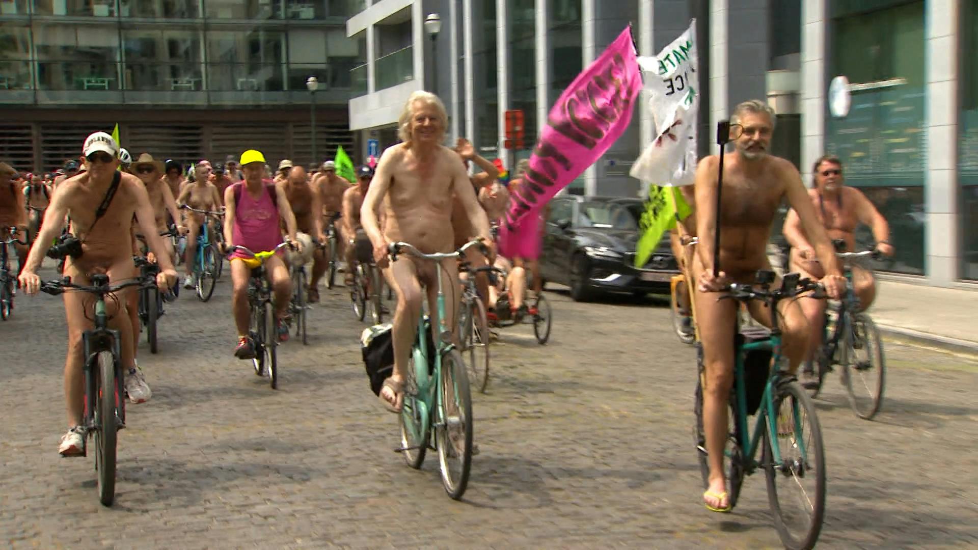 Tientallen naakte fietsers protesteren in Brussel afbeelding foto