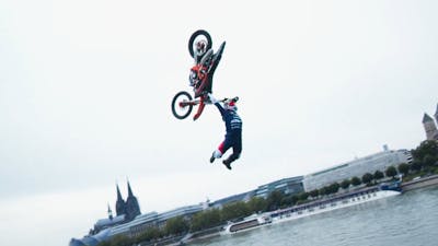 Freestyle motorcrosser doet bizarre tricks op de Rijn