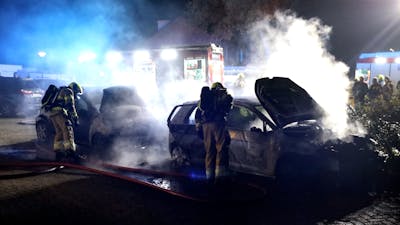 Felle autobrand in Veghel, twee auto's verwoest