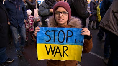 Den Haag herdenkt een jaar oorlog in Oekraïne met vredesmars