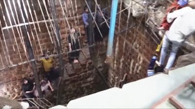 Indiërs redden mensen uit ingestorte waterput bij tempel