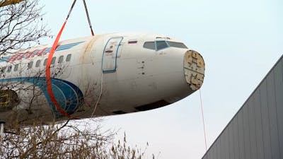 Hijskraan plaatst Boeing voor studenten in Limburgse hangaar