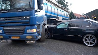 Automobilist botst op vrachtwagen in Dongen
