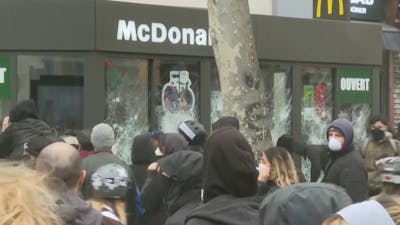 Vandalen vernielen McDonald's bij pensioenprotest in Parijs