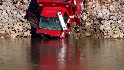 Hulpdiensten takelen gestolen ambulance uit rivier in VS