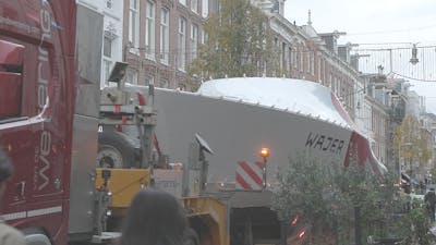 Vrachtwagen vervoert luxe jacht door Amsterdam