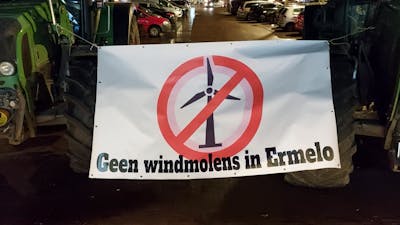 Buurt demonstreert tegen komst windmolens in Ermelo