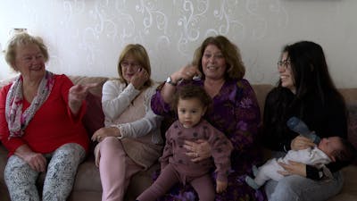 Moederdag: familie van vijf generaties samen op de bank