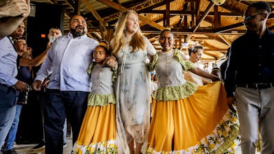 Amalia laat haar dansmoves zien tijdens bezoek op Bonaire